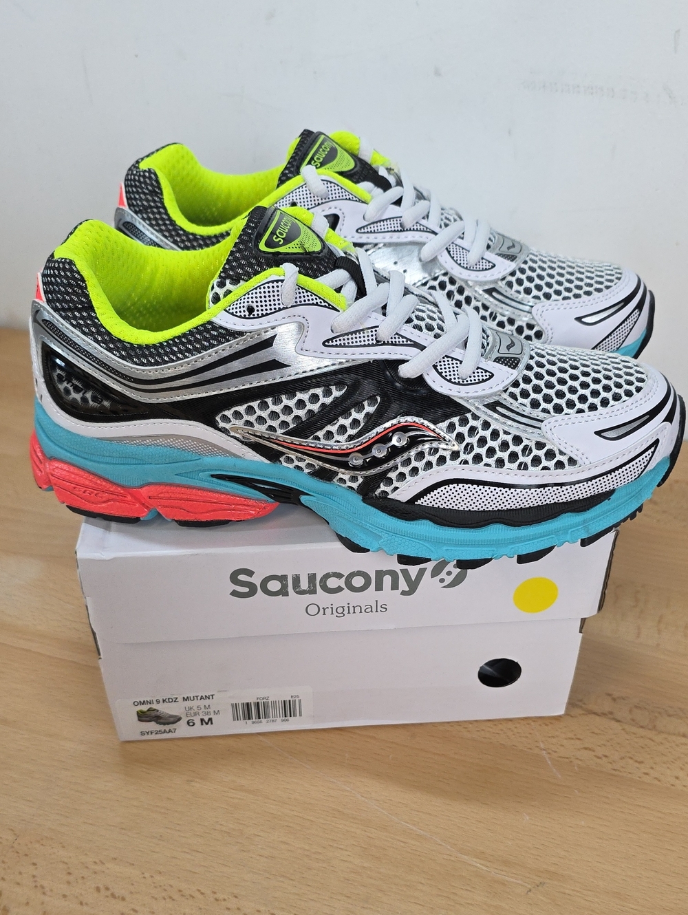 Saucony White Black Neon Yellow Turquoise & Coral Accent Sneakers 6M